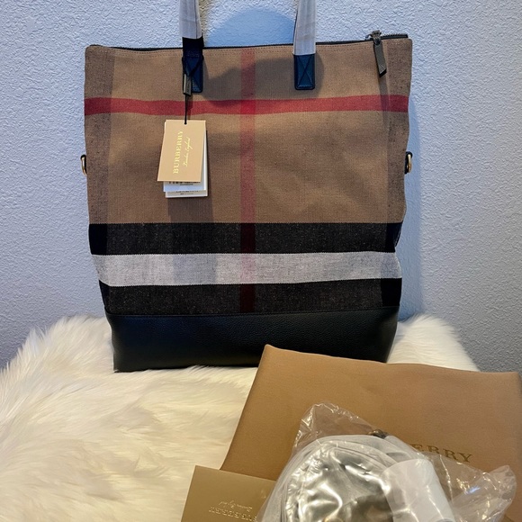 NEW Burberry Oversized Check Armley Folding Messenger - Picture 7 of 9